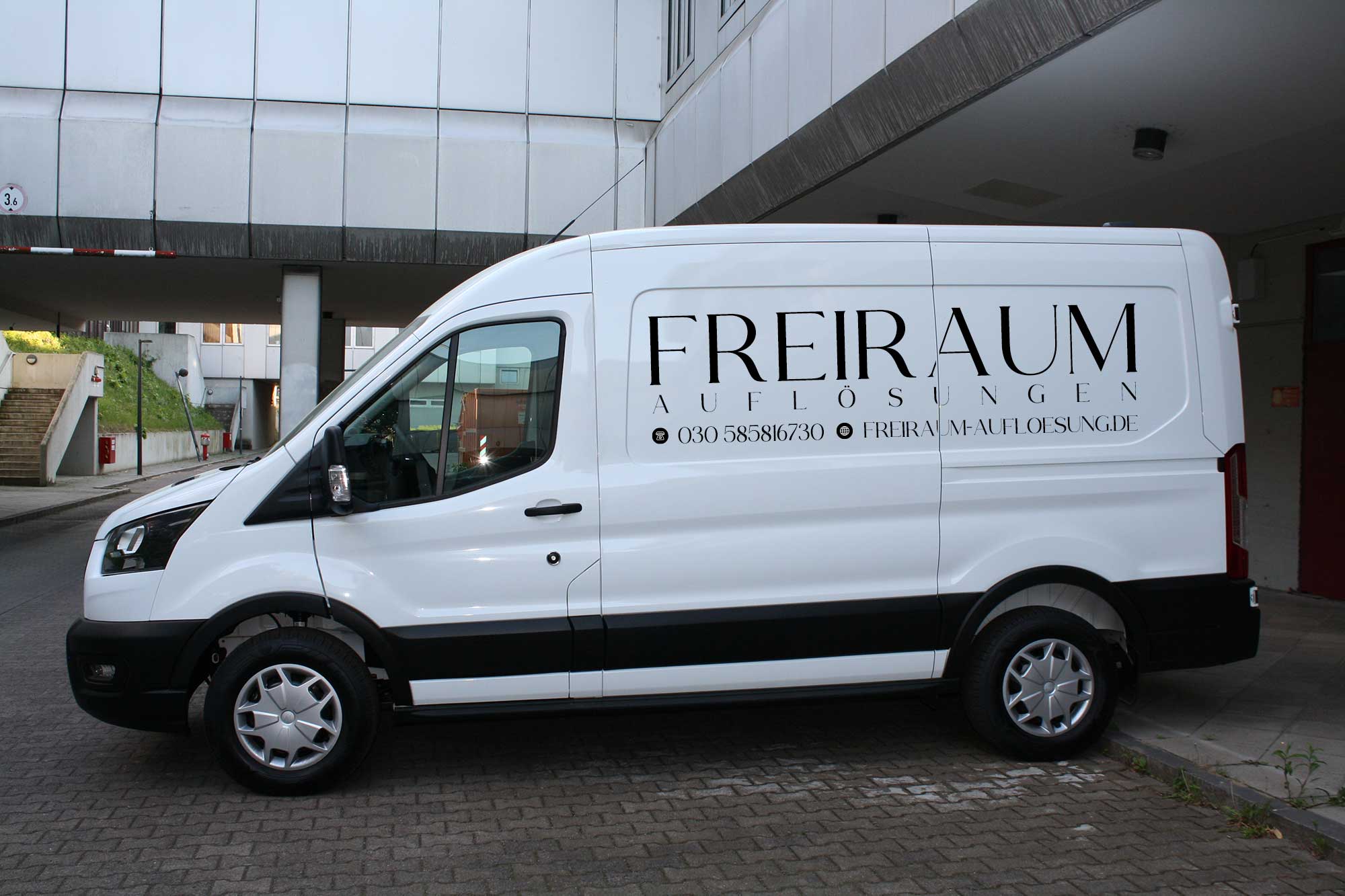 Freiraum-Auflösungen Transporter mit Firmenlogo und Kontaktdaten